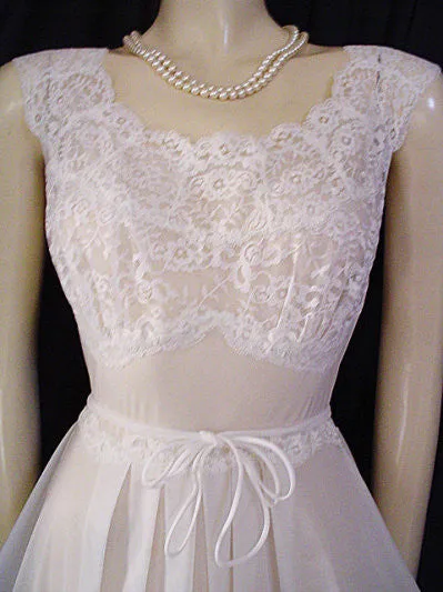 *VINTAGE VANITY FAIR EXQUISITE SOUTHERN BELLE LACE PEIGNOIR & NIGHTGOWN SET