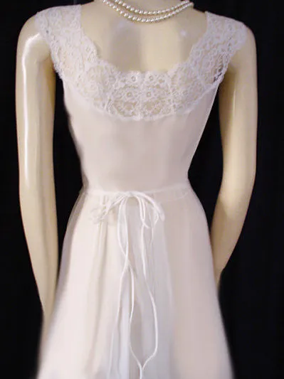 *VINTAGE VANITY FAIR EXQUISITE SOUTHERN BELLE LACE PEIGNOIR & NIGHTGOWN SET