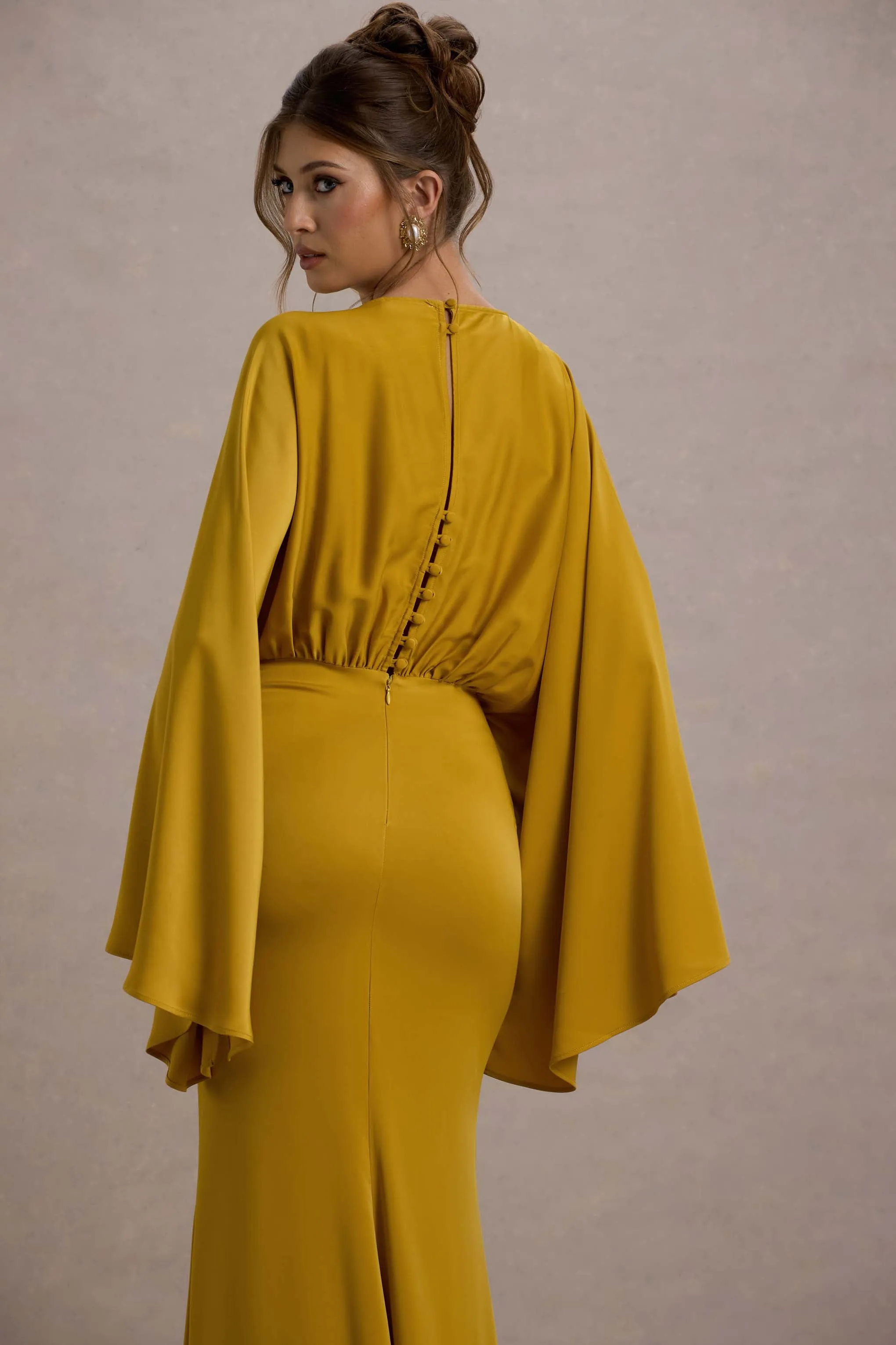 Zuzanna | Robe longue drapée couleur moutarde avec manches cape